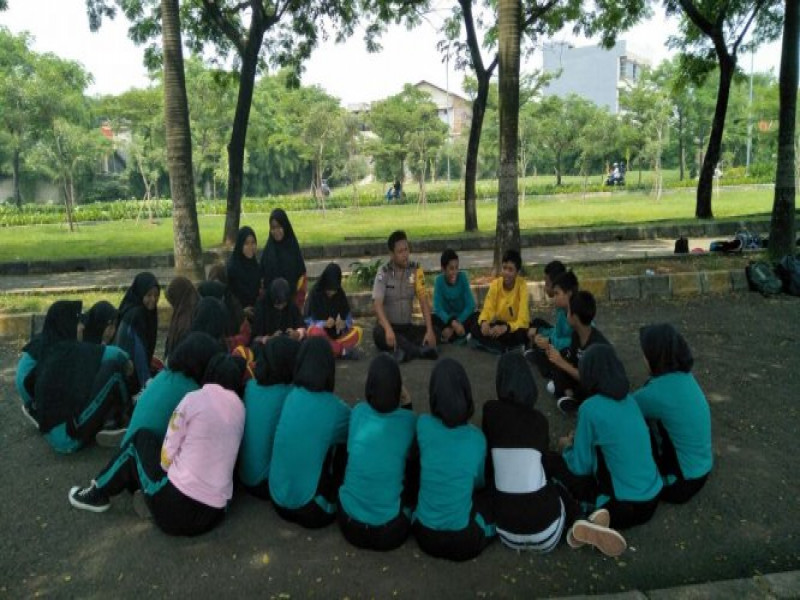 IMG-aiptu-m-idris-ngariung-bareng-pelajar-mts-al-hidayah-di-lapangan-puri-jatake