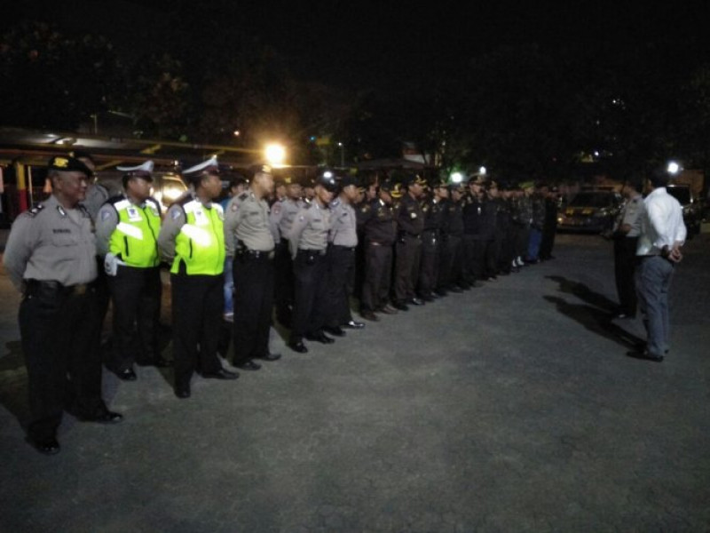 IMG-setiap-malam-minggu-polsek-jatiuwung-rutin-melakukan-apel-gabungan-pokdar-dan-ormas-kepemudaan