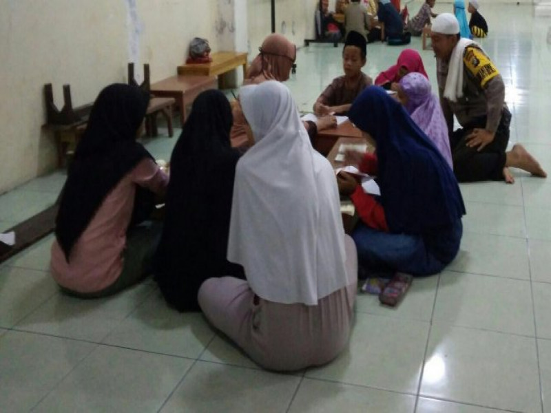 IMG-bhabinkamtibmas-desa-jatimulya-bantu-ajarkan-santri-mengaji