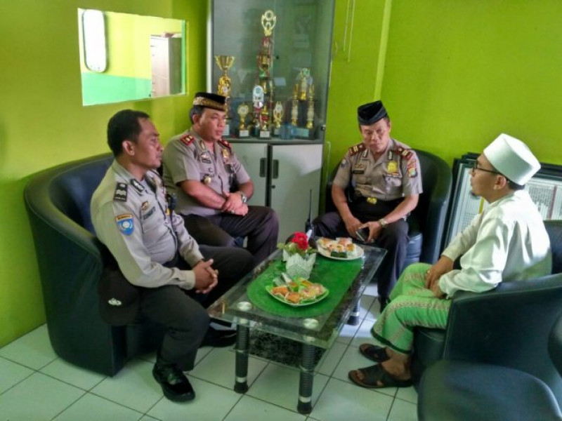 IMG-kapolsek-neglasari-himbau-pimpinan-pesantren-bahwa-ulama-dan-umaroh-jaga-persatuan-dan-kesatuan