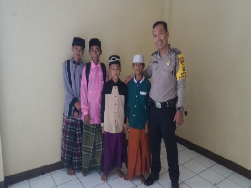 IMG-bhabinkamtibmas-bripka-m-bahtiar-berkunjung-ke-ponpes-darul-mutadin-kp-kosambi-desa-laksana-kec-pakuhaji