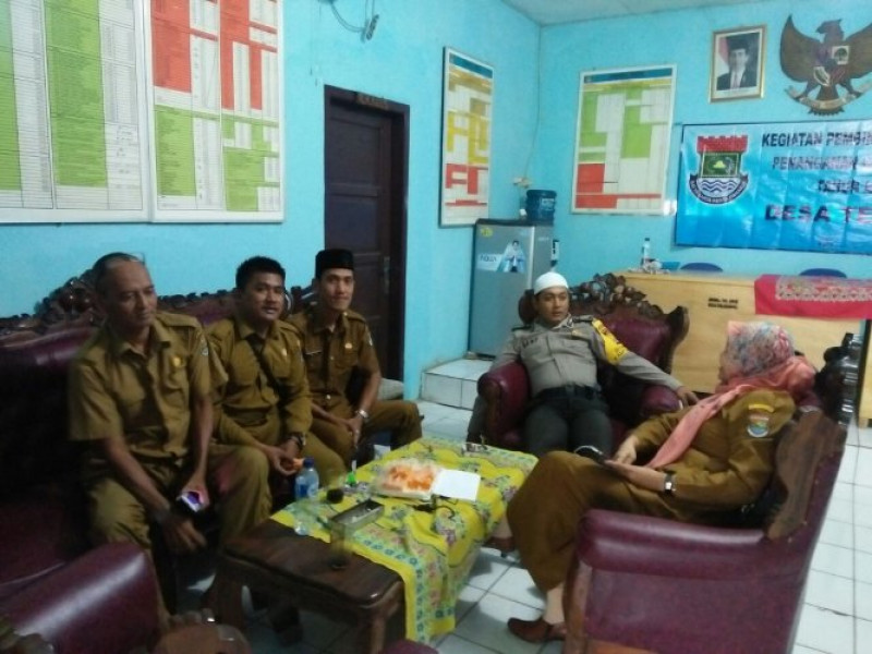 IMG-bripka-deny-k-bhabinkamtibmas-ds-teluknaga-sambang-dialogis-staf-desa-sampaikan-pesan-kamtibmas