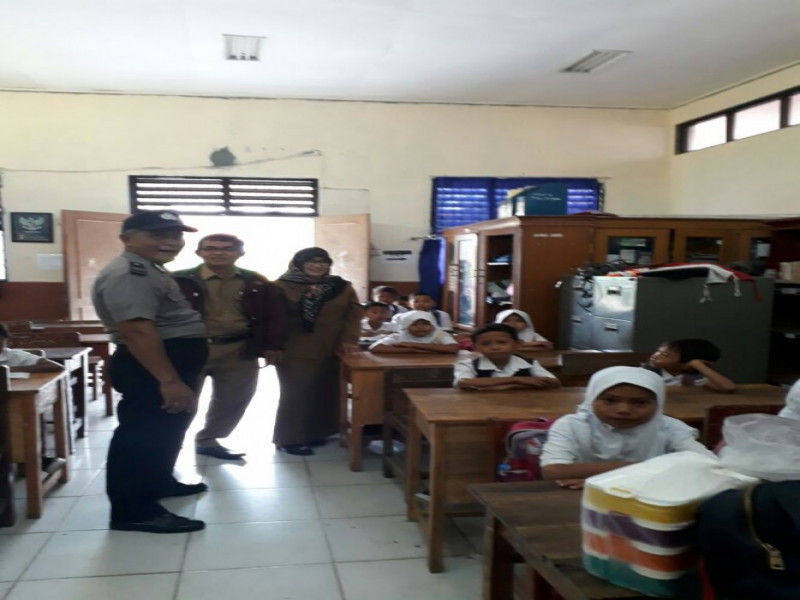 IMG-laksanakan-giat-polkiss-bhabinkantibmas-desa-kalibaru-aiptu-hm-yusup-ke-sdn-ii-pakuhaji-kab-tangerang