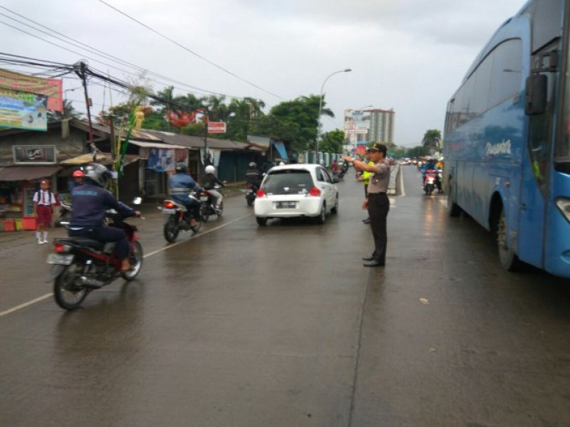 IMG-walaupun-hujan-turun-jajaran-polsek-jatiuwung-tetap-melaksanakan-pelayanan-rutin-gatur-lalin-pagi