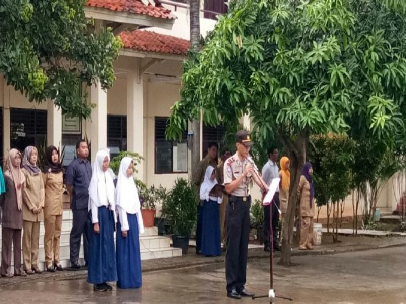 IMG-kanit-binmas-polsek-jatiuwung-menjadi-pembina-upacara-di-yayasan-pendidikan-daan-mogot
