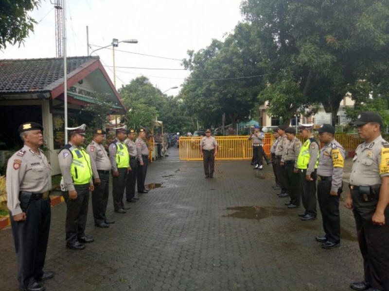 IMG-panit-binmas-polsek-jatiuwung-ipda-sriyana-pimpin-apel-serah-terima-tugas-jaga