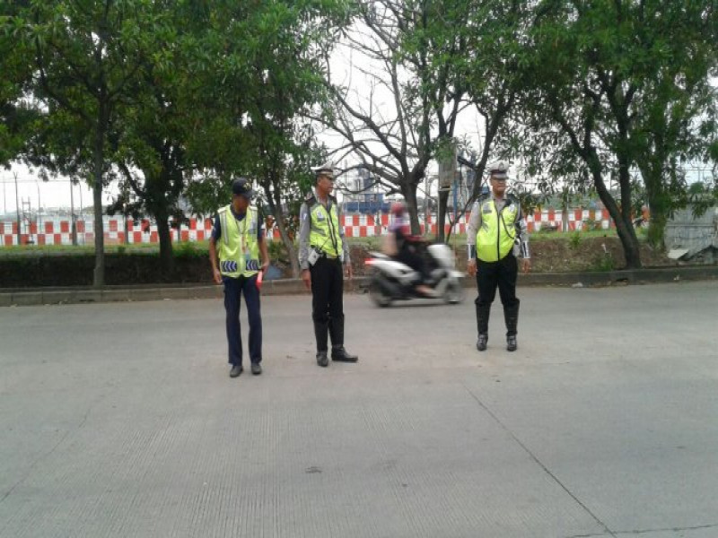 IMG-besama-supeltas-kanit-lantas-polsek-neglasari-antisipasi-kemacetan-di-pagi-hari