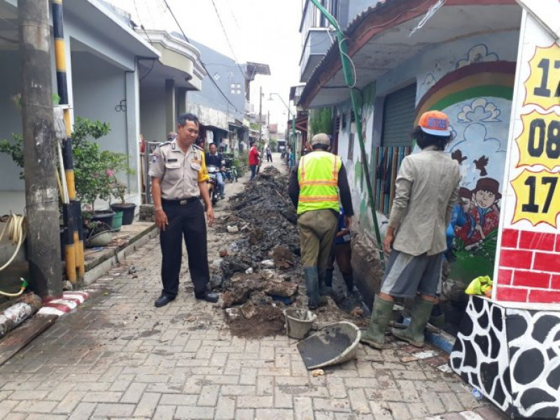 IMG-bersama-bkm-mitra-jaya-aiptu-cecep-pantau-pemasangan-drainase-di-perum-periuk-jaya-permai