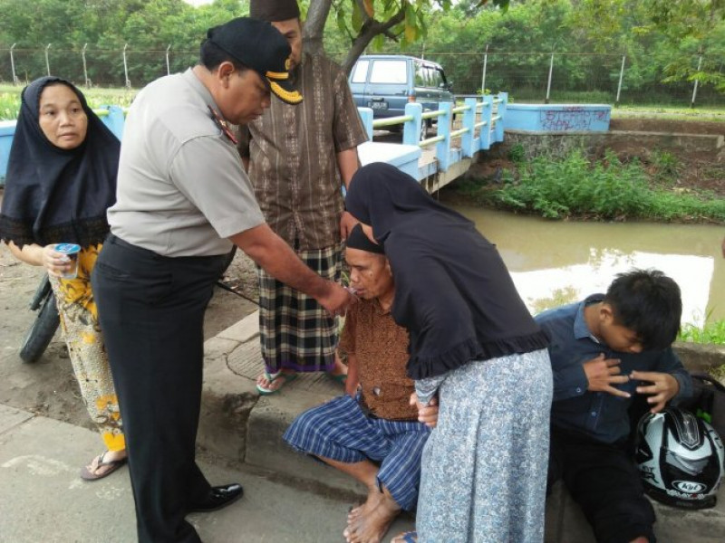 IMG-implementasikan-promoter-polri-kapolsek-neglasari-bantu-evakuasi-korban-laka-lantas