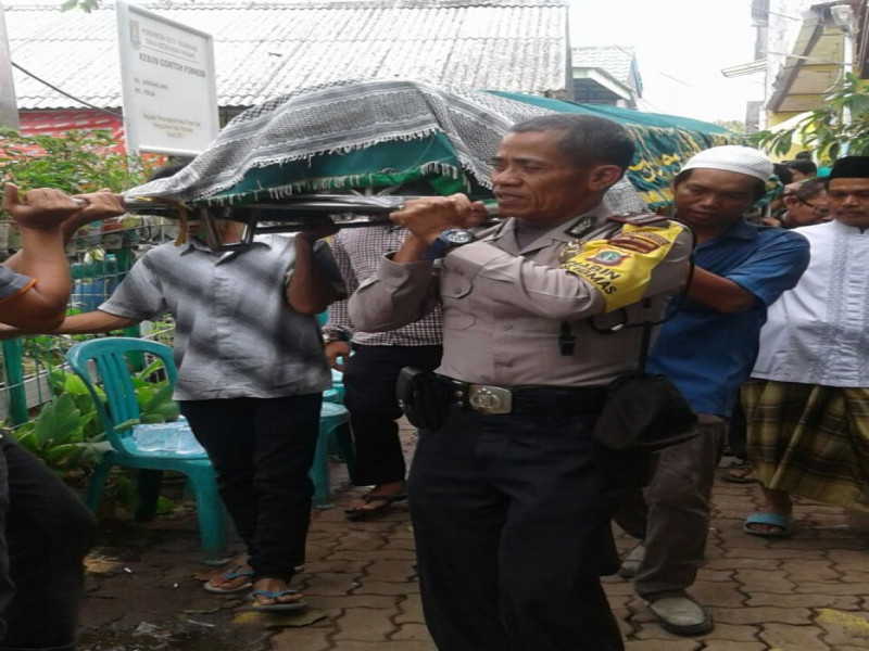 IMG-bersama-warga-binmas-polsek-jatiuwung-gotong-keranda-jenazah-alm-erik-darmawan-menuju-ke-pemakaman