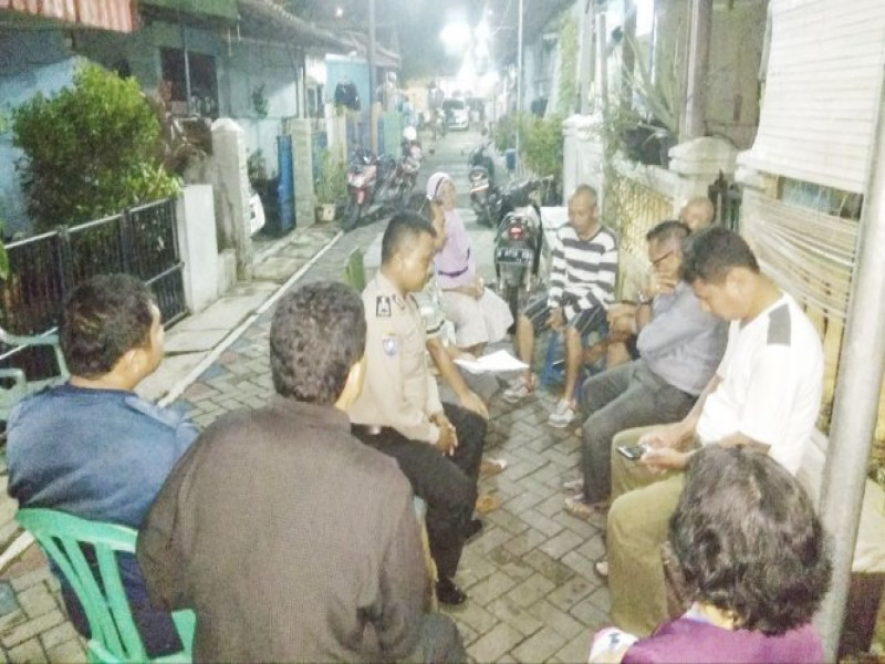 IMG-bripka-haris-lakukan-problem-solving-bersama-ketua-rt-rw-selesaikan-perselisihan-warganya