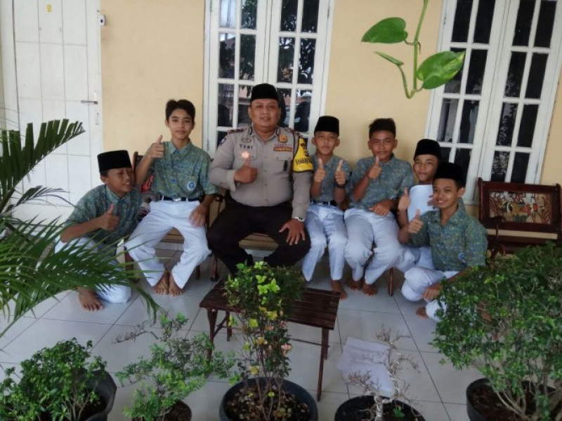 IMG-program-polsatren-bhabinkamtibmas-polsek-sepatan-dan-santri-pererat-jalinan-tali-silaturahmi