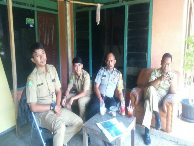 IMG-bersama-staf-kelurahan-cipete-aiptu-supriadi-bahas-keamanan-wilayah