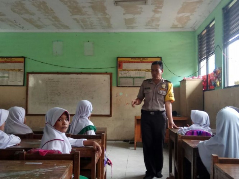 IMG-saat-polkiss-aiptu-cecep-berdialog-dengan-anak-anak-ingatkan-untuk-selalu-hati-hati-saat-bermain