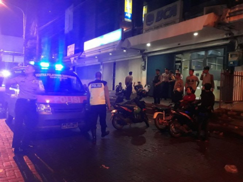 IMG-patroli-cipta-kondisi-polsek-jatiuwung-sambangi-pertokoan-dan-atm-yang-buka-24-jam
