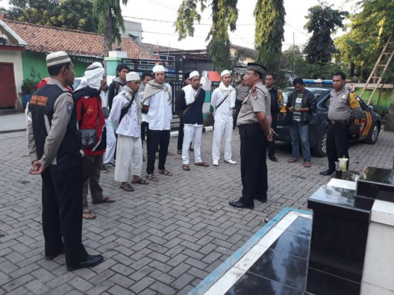 IMG-kapolsek-neglasari-monitoring-keberangkatan-dan-himbau-massa-aksi-alumni-212