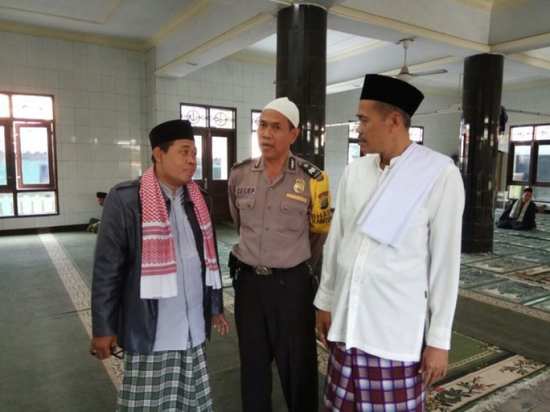 IMG-usai-shalat-jumat-aiptu-cecep-jalin-silaturahmi-dengan-para-jamaah