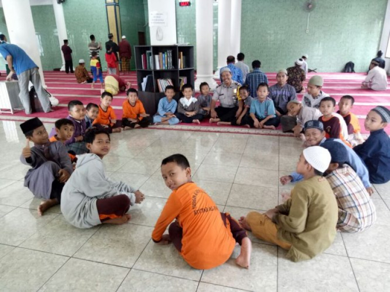 IMG-aiptu-sukarno-memberikan-semangat-kepada-santri-tahfidz-quran