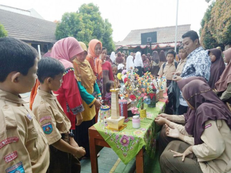 IMG-pameran-kreativitas-siswa-warnai-hari-guru