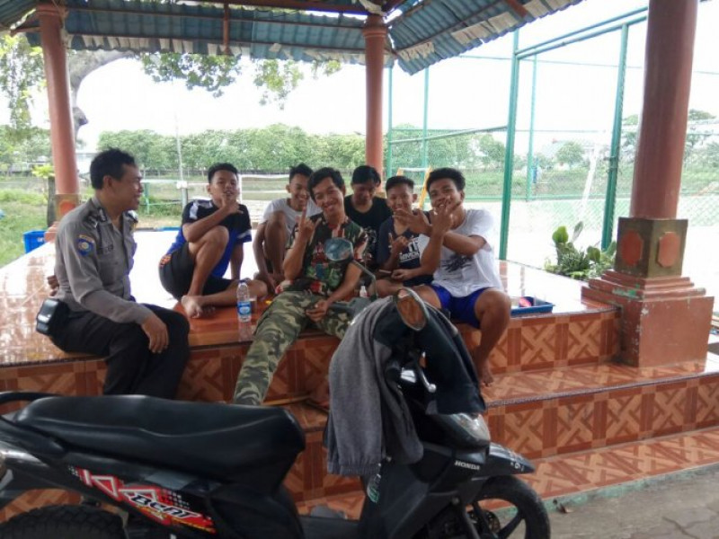 IMG-meskipun-hari-libur-bhabinkamtibmas-periuk-jaya-tetap-sambang-dan-ingatkan-warganya