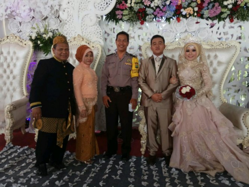 IMG-aiptu-cecep-hadiri-undangan-resepsi-pernikahan-putri-tokoh-masyarakat-periuk-jaya