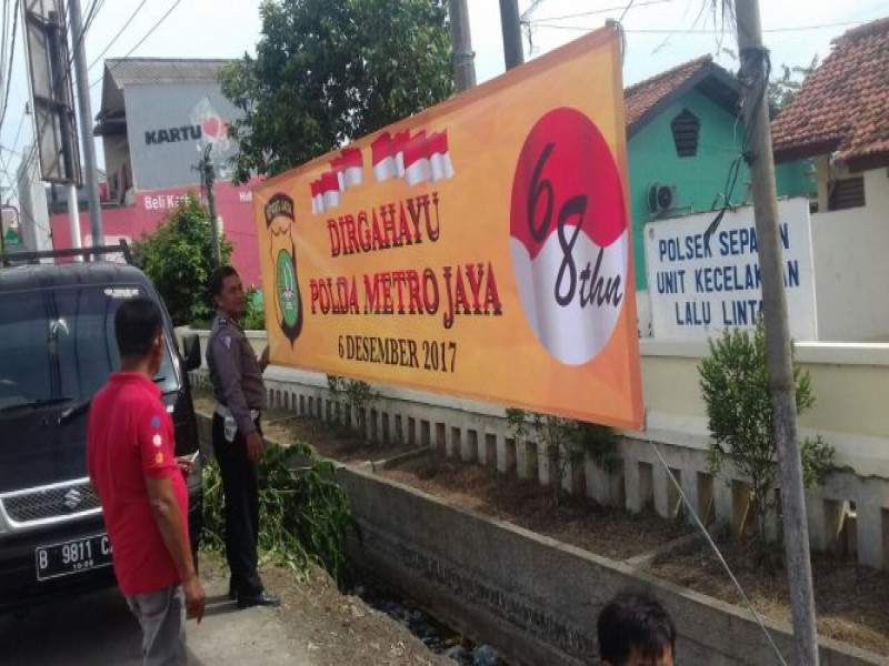 IMG-menyambut-hut-polda-metro-jaya-ke-68-polsek-sepatan-pasang-spanduk