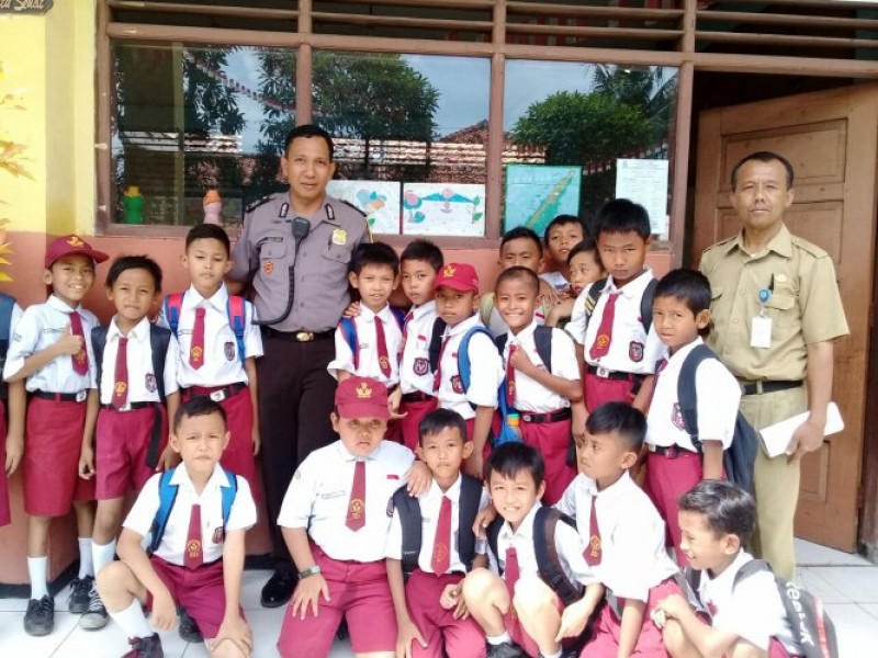 IMG-binmas-polsek-neglasari-kelurahan-karanganyar-kunjungi-sekolah-dasar-disaat-uas