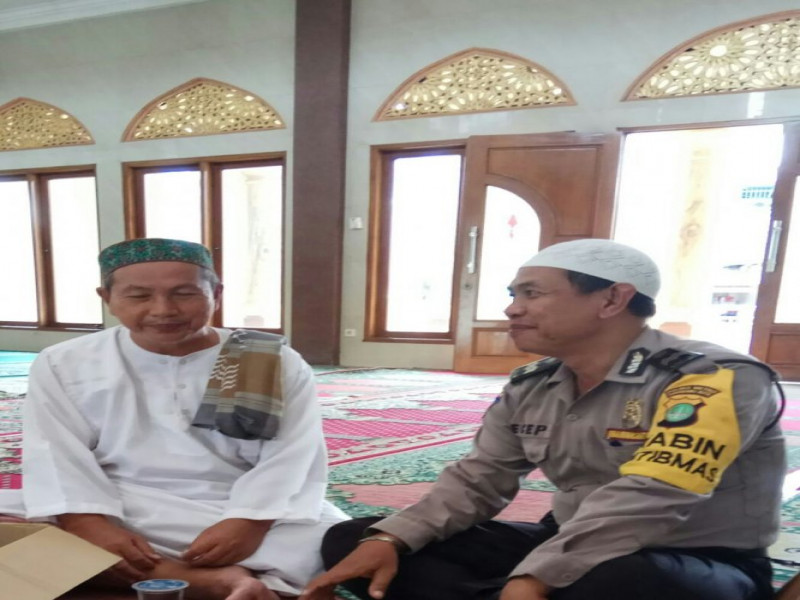 IMG-bhabinkamtibmas-ajak-dialog-dan-himbau-tokoh-agama-dengan-sholat-berjamaah