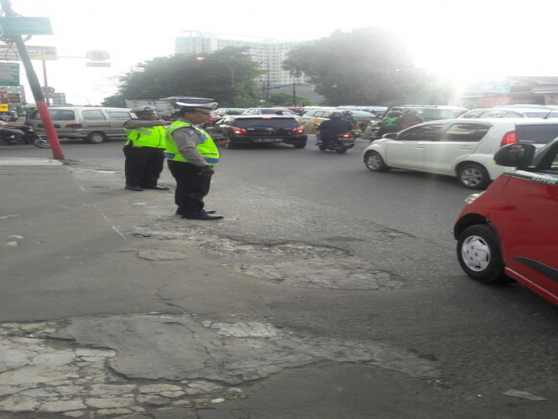 IMG-polantas-polsek-jatiuwung-melaksanakan-pelayanan-rutin-pagi-di-jl-gatot-subroto