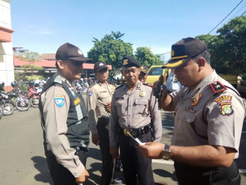 IMG-kapolsek-bersama-wakapolsek-neglasari-lakukan-pemeriksaan-kelengkapan-personil-pada-apel-pagi