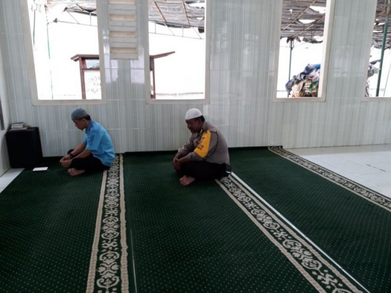 IMG-saat-adzan-berkumandang-disela-sela-kesibukan-aiptu-daryono-bhabinkamtibmas-kosambi-timur-datangi-masjid-tunaikan-kewajiban