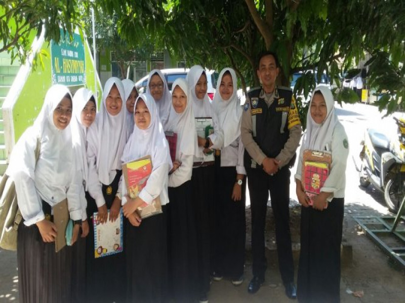 IMG-aiptu-sumianto-binmas-polsek-neglasari-kunjungi-smp-al-hasyimiyyah