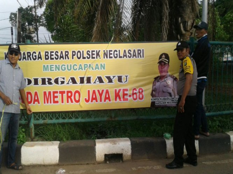 IMG-antusias-masyarakat-saat-pemasangan-spanduk-hut-polda-metro-jaya-di-wilayah-hukum-polsek-neglasari
