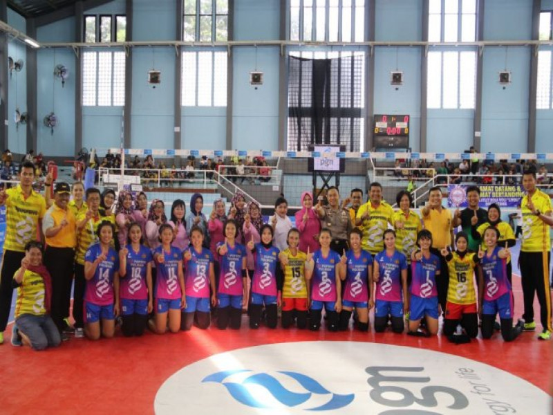 IMG-kapolres-metro-tangerang-kota-nonton-bareng-pertandingan-kejuaraan-nasional-bola-voli-pgn-2017