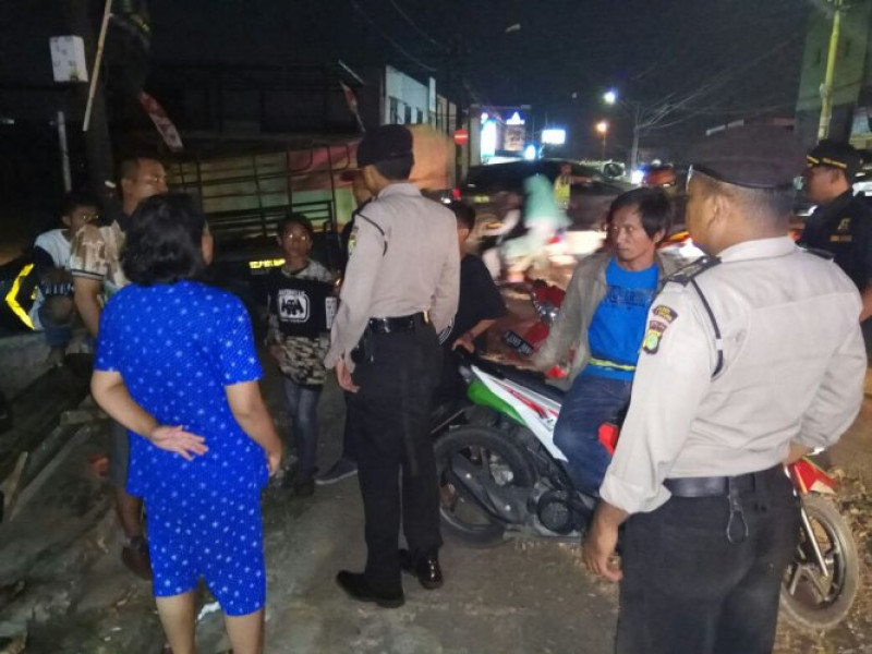 IMG-aiptu-wawang-ps-panit-2-sabhara-polsek-jatiuwung-bersama-anggotanya-patroli-sambang-dialogis