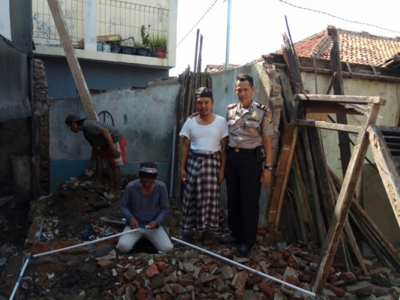 IMG-kanit-binmas-iptu-fahyani-pantau-pembongkaran-rumah-ustad-m-topik-yang-akan-di-bedah