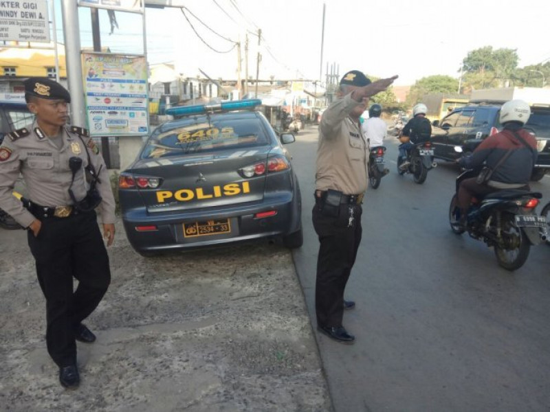 IMG-ipda-dede-dan-aiptu-wawang-lakukan-pengaturan-lalu-lintas-pagi-hari-di-pertigaan-jatiuwung