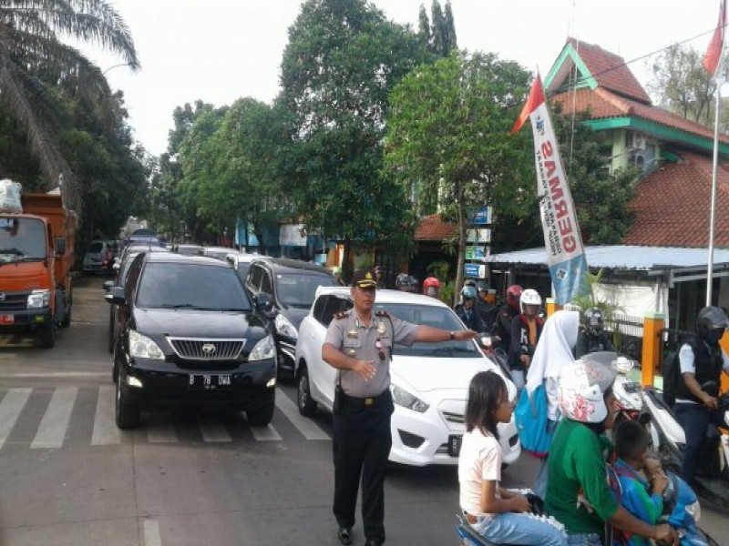 IMG-kapolsek-neglasari-bersama-anggotanya-hadir-dan-layani-masyarakat-cipta-kamseltibcar-lantas