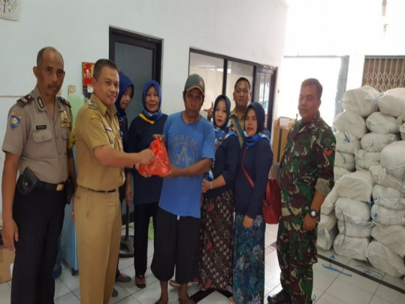 IMG-bhasbinkamtibmas-polsek-cipondoh-kawal-pembagian-raskin