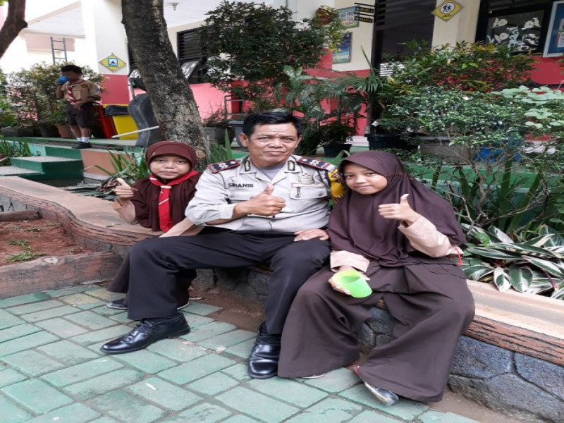 IMG-program-polkis-bhabinkamtibmas-polsek-cipondoh-ingatkan-siswa-jaga-kebersihan