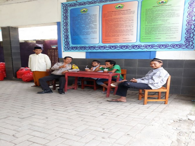 IMG-sambangi-ponpes-ibadurrahman-aiptu-suhandi-ajak-santri-jaga-kebersihan-pondok