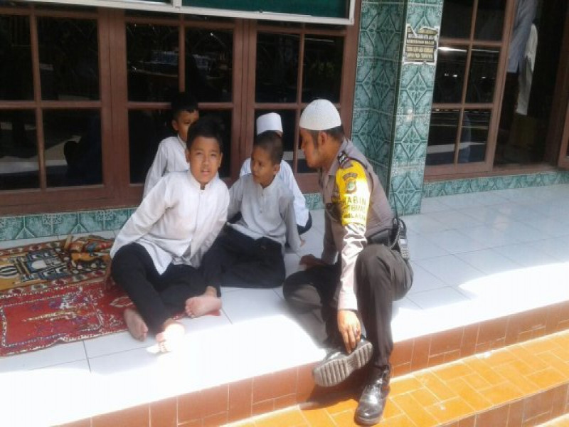 IMG-jangan-mudah-terpengaruh-himbau-binmas-polsek-neglasari-kepada-santri