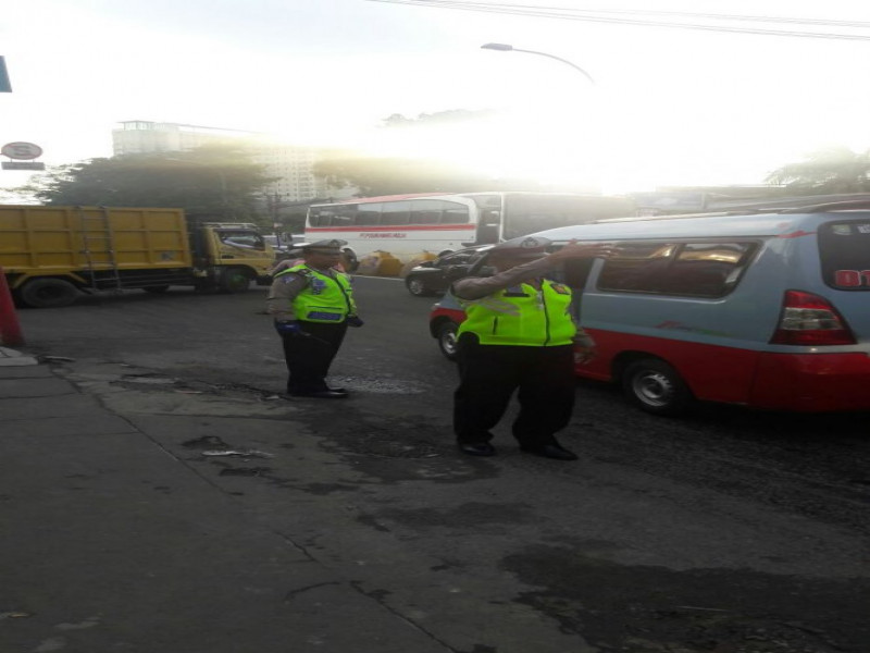 IMG-pelayanan-pagi-hari-kanit-lantas-polsek-jatiuwung-lakukan-pengaturan-di-depan-rs-an-nisa
