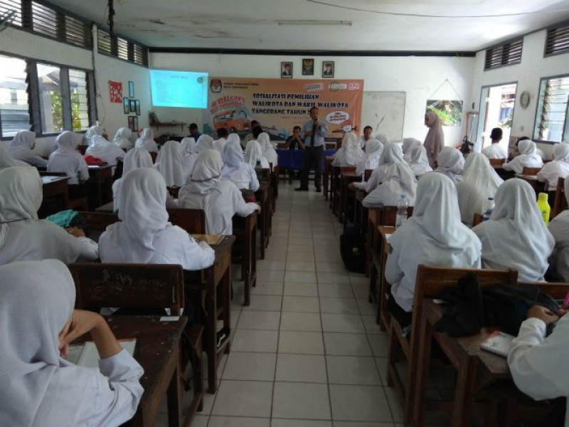 IMG-sukseskan-pemilukada-2018-kpu-kota-tangerang-lakukan-sosialisasi-kepada-para-pemilih-pemula