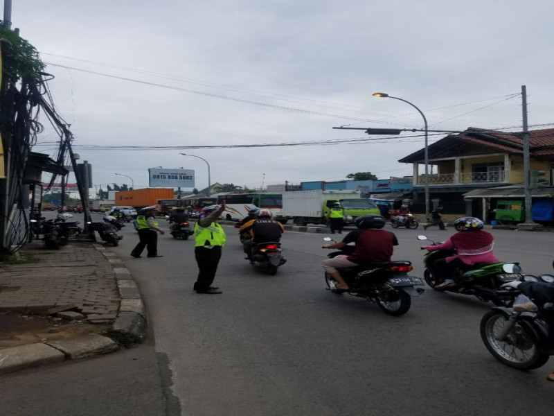 IMG-polantas-polsek-jatiuwung-melakukan-pengaturan-lalu-lintas-di-pertigaan-industri-jatake