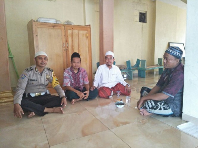 IMG-bhabinkamtibmas-polsek-sepatan-pererat-tali-silaturahmi-dengan-ketua-dkm-masjid-at-taubah