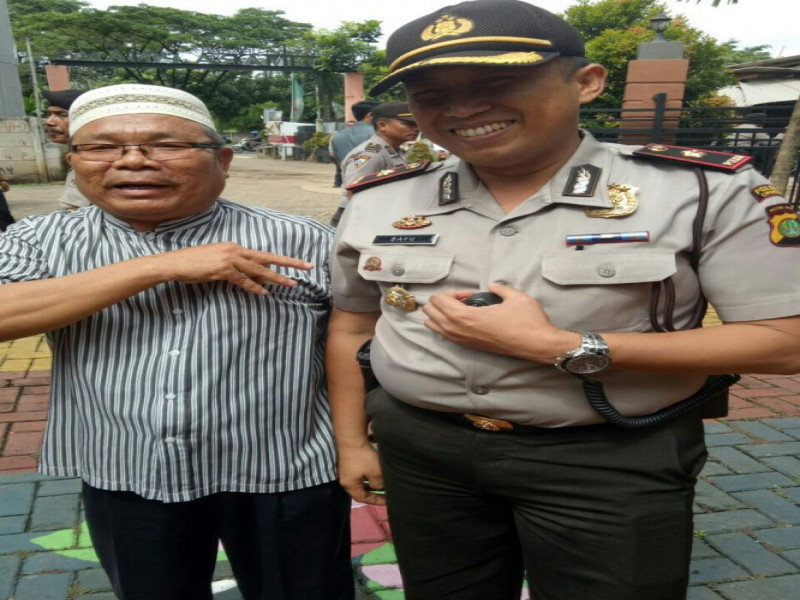 IMG-bersama-dengan-tokoh-masyarakat-kapolsek-cipondoh-jaga-keamanan-wilayahnya