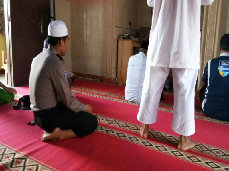 IMG-bhabinkamtibmas-polsek-benda-kelurahan-pajang-aipda-ali-husni-mb-melaksanakan-kegiatan-shalat-dzuhur-berjamaah