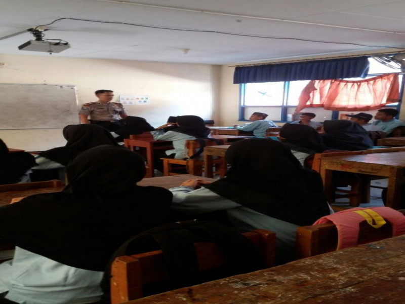 IMG-kanit-binmas-polsek-jatiuwung-berkunjung-ke-smpn-8-tangerang