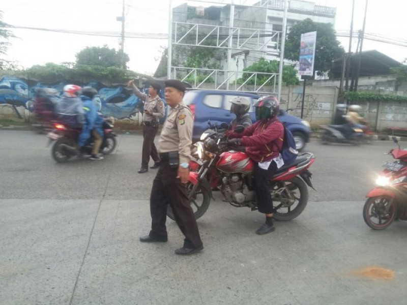 IMG-unit-1-sabhara-polsek-jatiuwung-pengaturan-lalu-lintas-di-pertigaan-jatiuwung